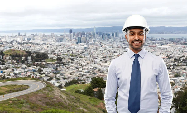 Arquiteto ou empresário em capacete sobre a cidade — Fotografia de Stock