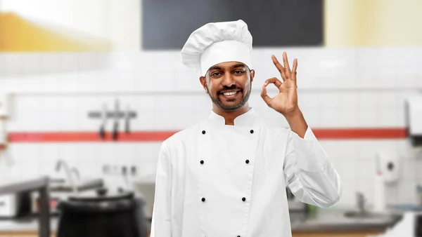 Chef indiano mostrando sinal ok na cozinha do restaurante — Fotografia de Stock