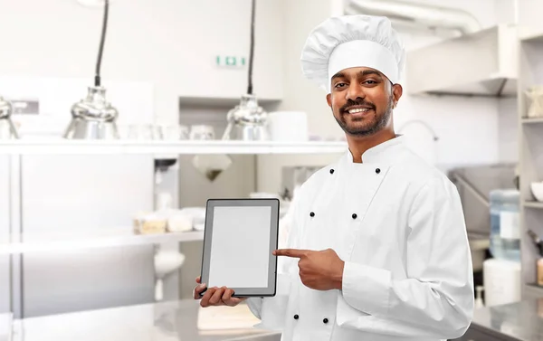 Indyjski szef kuchni z Tablet PC w restauracji kuchnia — Zdjęcie stockowe