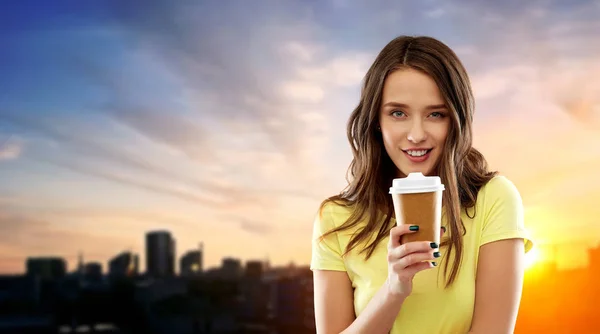 Jeune femme ou adolescente boire du café — Photo