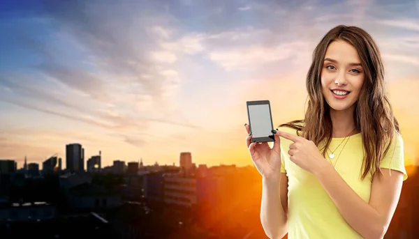 Mujer joven o adolescente sosteniendo teléfono inteligente —  Fotos de Stock