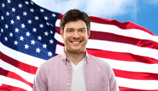 Amerika Birleşik Devletleri bayrağı üzerinde gülümseyen adam — Stok fotoğraf