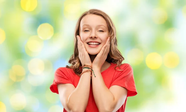 Sorridente ragazza adolescente su luci verdi — Foto Stock
