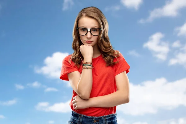 戴着眼镜的学生女孩在天空上思考 — 图库照片