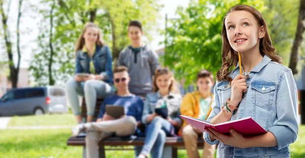 Dospívající studentka s deníkem nebo notebookem — Stock fotografie