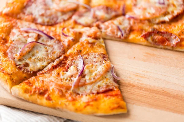 Primer plano de pizza casera en mesa de madera — Foto de Stock