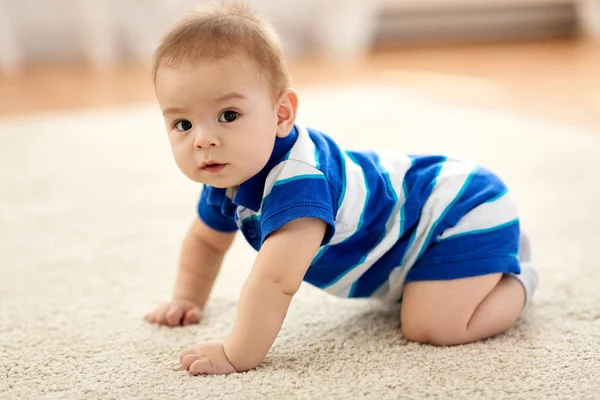 Doce pouco asiático bebê menino — Fotografia de Stock
