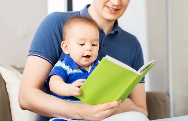 Szczęśliwy ojciec i dziecko synka z książki w domu — Zdjęcie stockowe