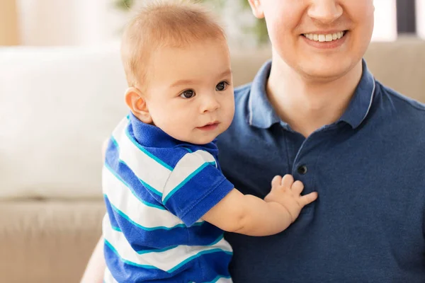 Happy baby zoon met vader thuis — Stockfoto