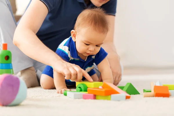 Menino com pai jogando blocos de brinquedo em casa — Fotografia de Stock