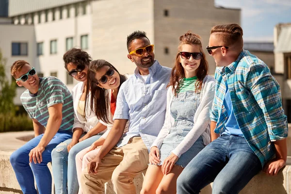 Amis heureux dans les lunettes de soleil en ville en été — Photo