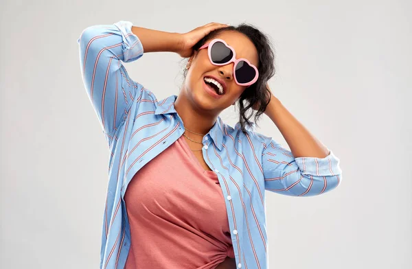 Afrikaans amerikaanse vrouw in hart-vormige zonnebril — Stockfoto