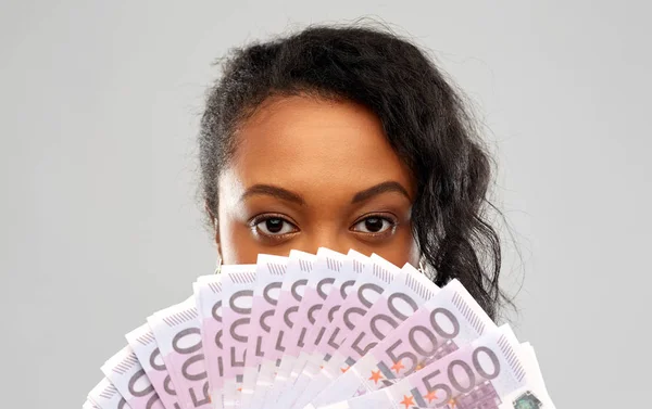 Mujer afroamericana escondiendo la cara detrás del dinero — Foto de Stock