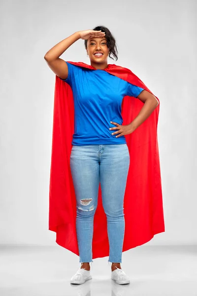 Afro-américaine super-héros femme regardant loin — Photo