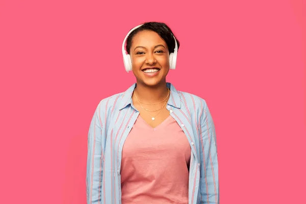 Mujer africana en auriculares escuchando música — Foto de Stock