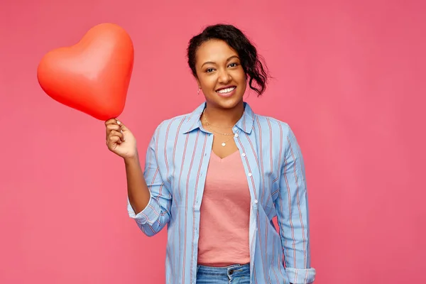Африканская американка с воздушным шаром в форме сердца — стоковое фото
