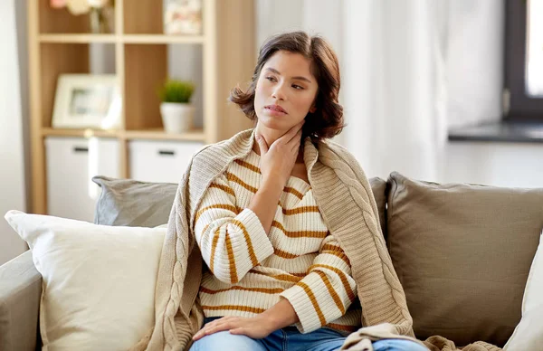 Mulher doente infeliz com dor de garganta em casa — Fotografia de Stock