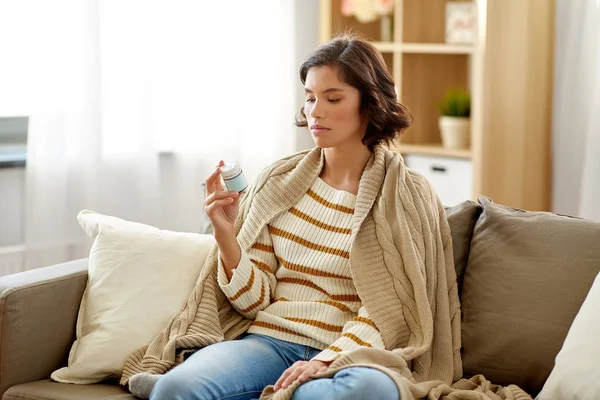 Triste femme malade dans la couverture avec de la drogue à la maison — Photo