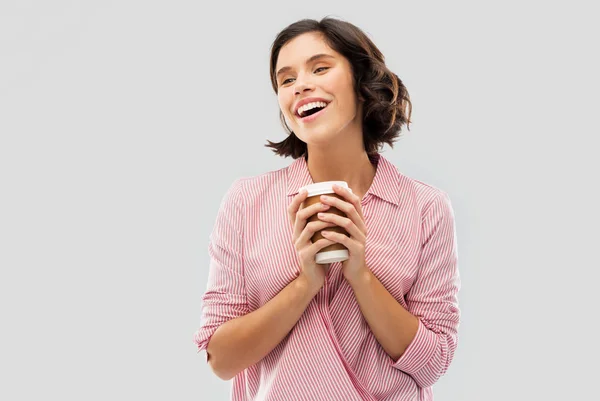 Donna che beve caffè da asporto in tazza di carta — Foto Stock