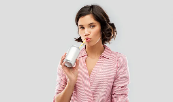 Mujer bebiendo refresco de lata con paja de papel — Foto de Stock