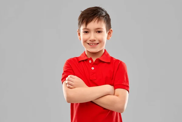 Garçon souriant en t-shirt rouge avec bras croisés — Photo