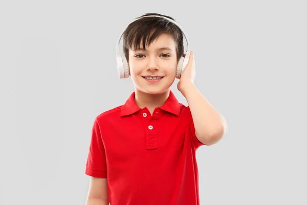 ヘッドフォンをして音楽を聴く笑顔の少年 — ストック写真