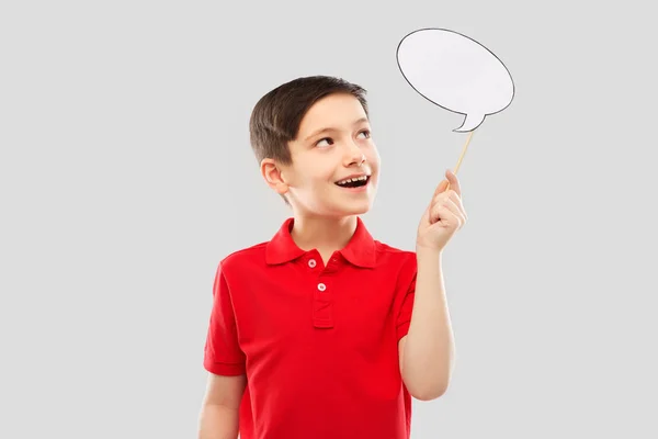 Uśmiechnięty chłopiec w czerwonym t-shirt z bańki mowy — Zdjęcie stockowe