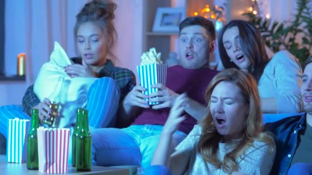 Amis avec bière et pop-corn regarder la télévision à la maison — Video