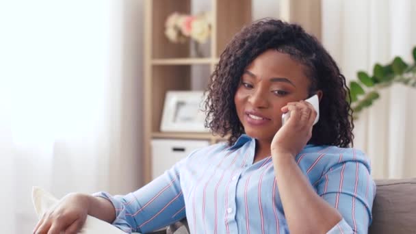 Mère appelant sur la cellule, bébé jouant avec des blocs — Video