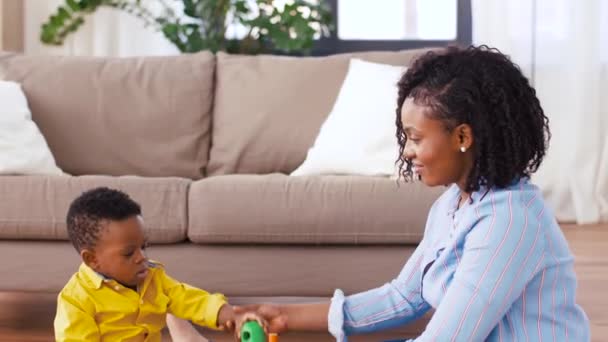 Mãe e bebê brincando com blocos de brinquedo em casa — Vídeo de Stock