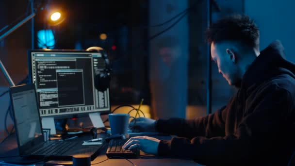 Hacker utilisant l’ordinateur pour l’attaque de cyber la nuit — Video