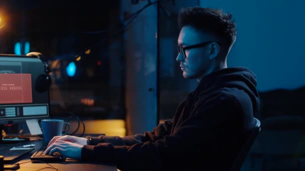 Hacker utilizando la computadora para el ataque cibernético en la noche — Vídeos de Stock