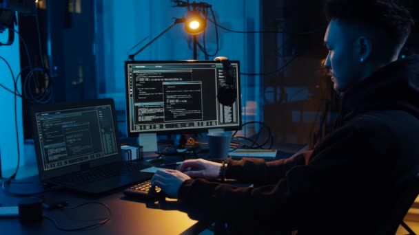Hacker utilisant l’ordinateur pour l’attaque de cyber la nuit — Video