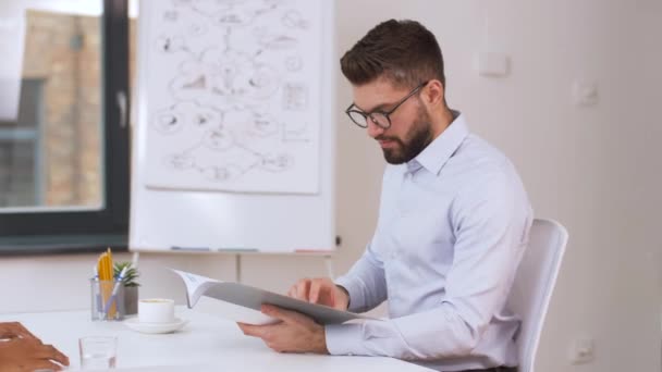 Arbeitgeber führt Vorstellungsgespräch mit Mitarbeiter im Büro — Stockvideo