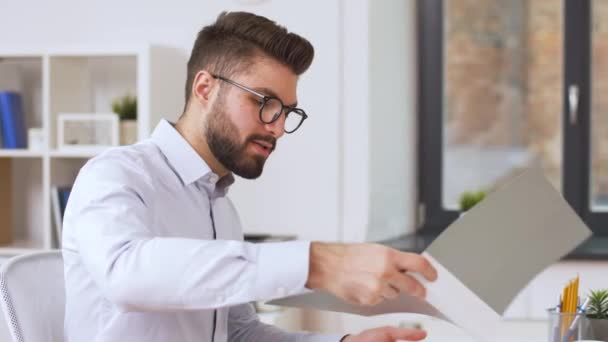 Employer having interview with employee at office — Stock Video