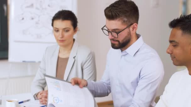 Reclutadores teniendo una entrevista con el empleado — Vídeo de stock