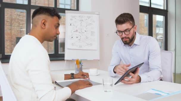 Empregador ter entrevista com empregado no escritório — Vídeo de Stock