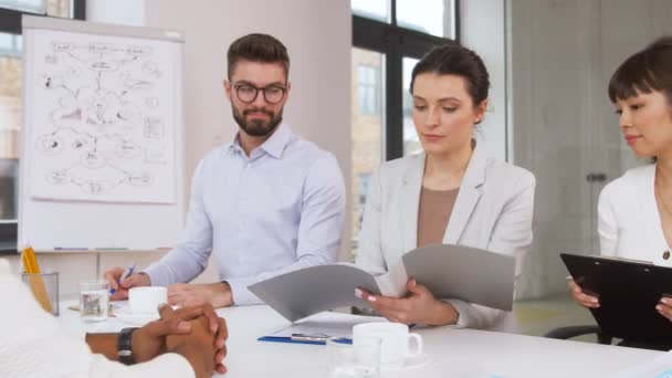 Reclutadores teniendo una entrevista con el empleado — Vídeos de Stock