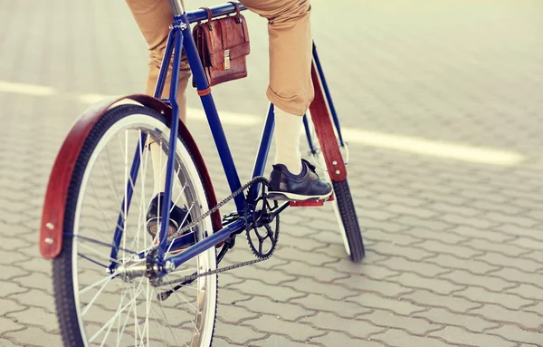 流行に敏感な男固定ギア自転車に乗ってのクローズ アップ — ストック写真