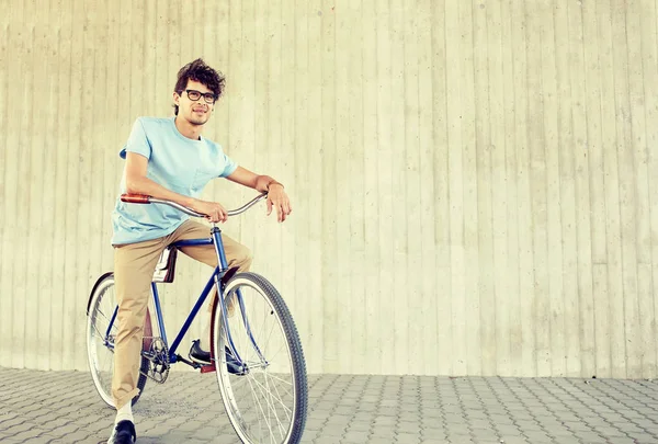 年轻的嬉皮士骑固定齿轮自行车 — 图库照片
