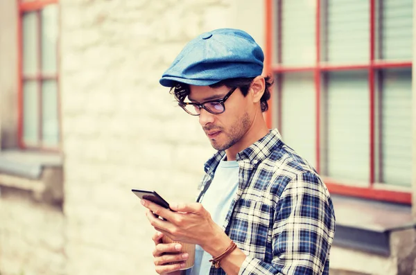 Man met smartphone koffie drinken op straat stad — Stockfoto