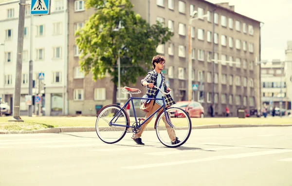 Joven con bicicleta de engranaje fijo en el paso de peatones — Foto de Stock
