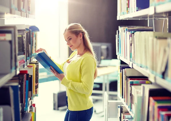 高校生の女の子は、図書館で本を読んで — ストック写真