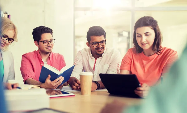 Gruppo di studenti delle scuole superiori con tablet pc — Foto Stock