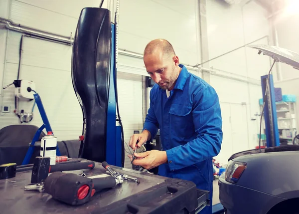 Механічний чоловік з ключем ремонту автомобіля на майстерні — стокове фото