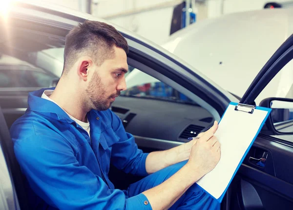 Automechaniker Mann mit Klemmbrett in Autowerkstatt — Stockfoto