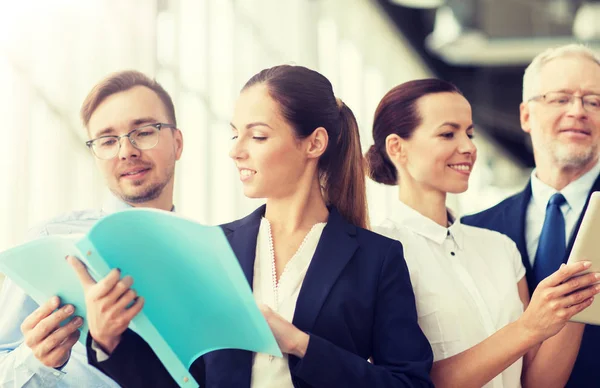 Geschäftsteam mit Ordnern trifft sich im Büro — Stockfoto