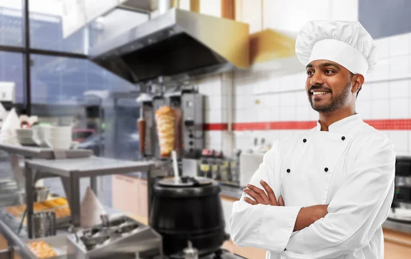 Boldog férfi indiai Chef a Toque a kebab Shop — Stock Fotó