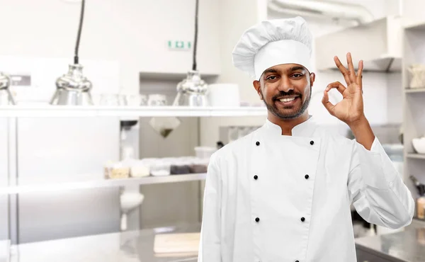 Indio chef mostrando ok signo en restaurante cocina — Foto de Stock