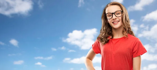 Uśmiechający się student dziewczyna w okularach i czerwony t-shirt — Zdjęcie stockowe
